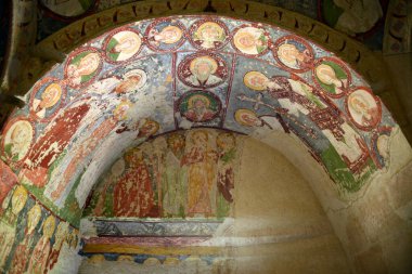 Türkiye, Goreme, peri bacaları denilen kaya oluşumları arasında, vadiler ve kaya kiliseleri arasında yer alıyor. UNESCO Dünya Mirası Alanı ilan edildi