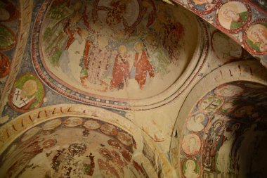 Türkiye, Goreme, peri bacaları denilen kaya oluşumları arasında, vadiler ve kaya kiliseleri arasında yer alıyor. UNESCO Dünya Mirası Alanı ilan edildi