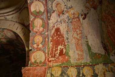 Türkiye, Goreme, peri bacaları denilen kaya oluşumları arasında, vadiler ve kaya kiliseleri arasında yer alıyor. UNESCO Dünya Mirası Alanı ilan edildi