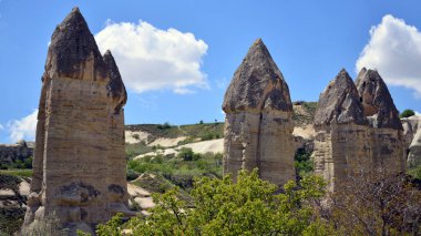Türkiye, Goreme, peri bacaları denilen kaya oluşumları arasında, vadiler ve kaya kiliseleri arasında yer alıyor. UNESCO Dünya Mirası Alanı ilan edildi