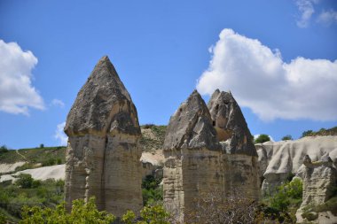 Türkiye, Goreme, peri bacaları denilen kaya oluşumları arasında, vadiler ve kaya kiliseleri arasında yer alıyor. UNESCO Dünya Mirası Alanı ilan edildi