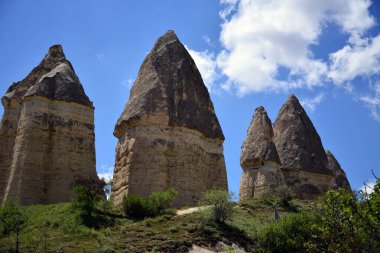 Türkiye, Goreme, peri bacaları denilen kaya oluşumları arasında, vadiler ve kaya kiliseleri arasında yer alıyor. UNESCO Dünya Mirası Alanı ilan edildi