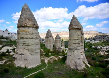 Türkiye, Goreme, peri bacaları denilen kaya oluşumları arasında, vadiler ve kaya kiliseleri arasında yer alıyor. UNESCO Dünya Mirası Alanı ilan edildi