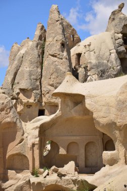 Türkiye, Goreme, peri bacaları denilen kaya oluşumları arasında, vadiler ve kaya kiliseleri arasında yer alıyor. UNESCO Dünya Mirası Alanı ilan edildi