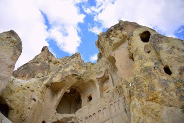 Türkiye, Goreme, peri bacaları denilen kaya oluşumları arasında, vadiler ve kaya kiliseleri arasında yer alıyor. UNESCO Dünya Mirası Alanı ilan edildi