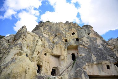 Türkiye, Goreme, peri bacaları denilen kaya oluşumları arasında, vadiler ve kaya kiliseleri arasında yer alıyor. UNESCO Dünya Mirası Alanı ilan edildi