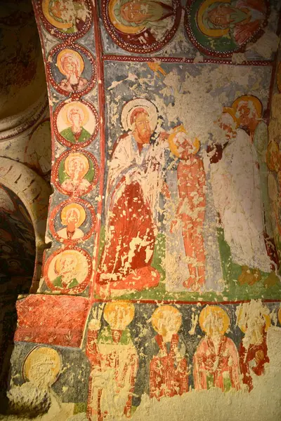 Türkiye, Goreme, peri bacaları denilen kaya oluşumları arasında, vadiler ve kaya kiliseleri arasında yer alıyor. UNESCO Dünya Mirası Alanı ilan edildi