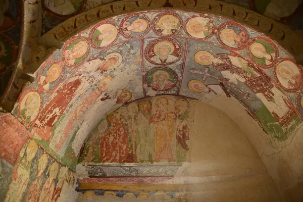 Türkiye, Goreme, peri bacaları denilen kaya oluşumları arasında, vadiler ve kaya kiliseleri arasında yer alıyor. UNESCO Dünya Mirası Alanı ilan edildi