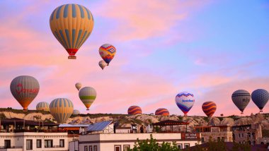 Türkiye, Goreme, peri bacaları denilen kaya oluşumları arasında, vadiler ve kaya kiliseleri arasında yer alıyor. UNESCO Dünya Mirası Alanı ilan edildi