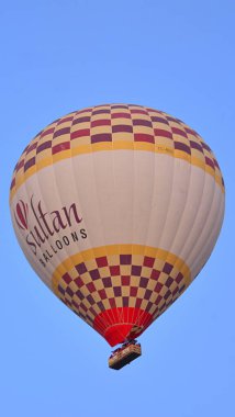 Türkiye, Goreme, peri bacaları denilen kaya oluşumları arasında, vadiler ve kaya kiliseleri arasında yer alıyor. UNESCO Dünya Mirası Alanı ilan edildi