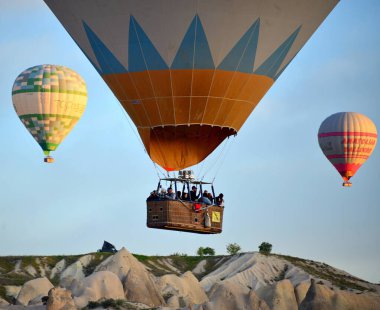 Türkiye, Goreme, peri bacaları denilen kaya oluşumları arasında, vadiler ve kaya kiliseleri arasında yer alıyor. UNESCO Dünya Mirası Alanı ilan edildi
