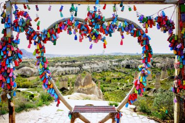Türkiye, Goreme, peri bacaları denilen kaya oluşumları arasında, vadiler ve kaya kiliseleri arasında yer alıyor. UNESCO Dünya Mirası Alanı ilan edildi