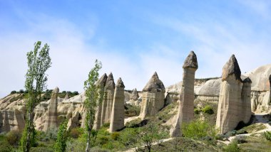 Türkiye, Goreme, peri bacaları denilen kaya oluşumları arasında, vadiler ve kaya kiliseleri arasında yer alıyor. UNESCO Dünya Mirası Alanı ilan edildi