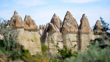 Türkiye, Goreme, peri bacaları denilen kaya oluşumları arasında, vadiler ve kaya kiliseleri arasında yer alıyor. UNESCO Dünya Mirası Alanı ilan edildi