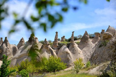 Türkiye, Goreme, peri bacaları denilen kaya oluşumları arasında, vadiler ve kaya kiliseleri arasında yer alıyor. UNESCO Dünya Mirası Alanı ilan edildi