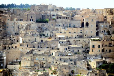 İtalya. Matera Güney İtalya 'da Basilicata' da kayalık bir çıkıntının üzerinde yer alan bir şehirdir. Dağlara oyulmuş bir mağara evi kompleksi olan Sassi bölgesini içeriyor.