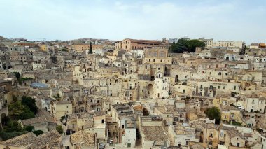 İtalya. Matera Güney İtalya 'da Basilicata' da kayalık bir çıkıntının üzerinde yer alan bir şehirdir. Dağlara oyulmuş bir mağara evi kompleksi olan Sassi bölgesini içeriyor.