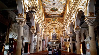 İtalya. Matera Güney İtalya 'da Basilicata' da kayalık bir çıkıntının üzerinde yer alan bir şehirdir. Dağlara oyulmuş bir mağara evi kompleksi olan Sassi bölgesini içeriyor.