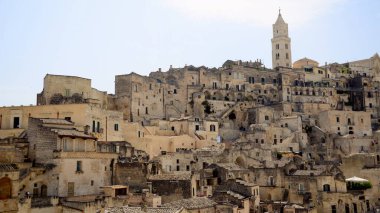 İtalya. Matera Güney İtalya 'da Basilicata' da kayalık bir çıkıntının üzerinde yer alan bir şehirdir. Dağlara oyulmuş bir mağara evi kompleksi olan Sassi bölgesini içeriyor.