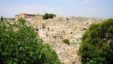 İtalya. Matera Güney İtalya 'da Basilicata' da kayalık bir çıkıntının üzerinde yer alan bir şehirdir. Dağlara oyulmuş bir mağara evi kompleksi olan Sassi bölgesini içeriyor.