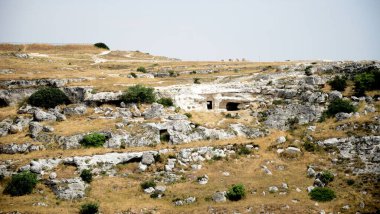 İtalya. Matera Güney İtalya 'da Basilicata' da kayalık bir çıkıntının üzerinde yer alan bir şehirdir. Dağlara oyulmuş bir mağara evi kompleksi olan Sassi bölgesini içeriyor.