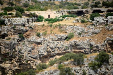 İtalya. Matera Güney İtalya 'da Basilicata' da kayalık bir çıkıntının üzerinde yer alan bir şehirdir. Dağlara oyulmuş bir mağara evi kompleksi olan Sassi bölgesini içeriyor.