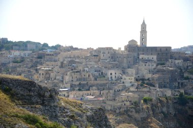 İtalya. Matera Güney İtalya 'da Basilicata' da kayalık bir çıkıntının üzerinde yer alan bir şehirdir. Dağlara oyulmuş bir mağara evi kompleksi olan Sassi bölgesini içeriyor.