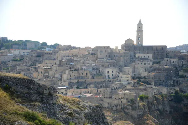 İtalya. Matera Güney İtalya 'da Basilicata' da kayalık bir çıkıntının üzerinde yer alan bir şehirdir. Dağlara oyulmuş bir mağara evi kompleksi olan Sassi bölgesini içeriyor.