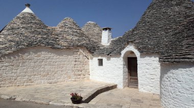 Alberobello, İtalya 'da Puglia eyaletinde yer alan bir şehirdir. Rione Monti 'nin tepelik bölgesinde bulunan yüzlerce beyaz konik taş bina Trulli olarak bilinir..