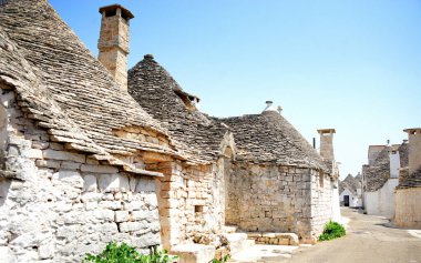 Alberobello, İtalya 'da Puglia eyaletinde yer alan bir şehirdir. Rione Monti 'nin tepelik bölgesinde bulunan yüzlerce beyaz konik taş bina Trulli olarak bilinir..