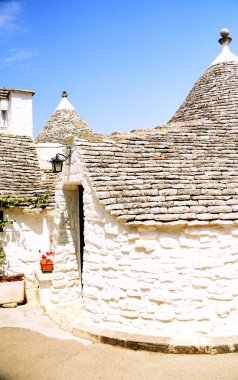 Alberobello, İtalya 'da Puglia eyaletinde yer alan bir şehirdir. Rione Monti 'nin tepelik bölgesinde bulunan yüzlerce beyaz konik taş bina Trulli olarak bilinir..