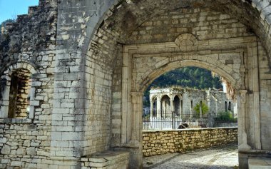 Arnavutluk, Berat. Arnavutluk 'un orta kesimindeki Osum Nehri üzerindeki şehir. Beyaz Osmanlı evleri ve Berat Şatosu ile ünlüdür, şu anda bazı vatandaşların yaşadığı tepede büyük bir komplekstir.,