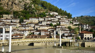 Arnavutluk, Berat. Arnavutluk 'un orta kesimindeki Osum Nehri üzerindeki şehir. Beyaz Osmanlı evleri ve Berat Şatosu ile ünlüdür, şu anda bazı vatandaşların yaşadığı tepede büyük bir komplekstir.,