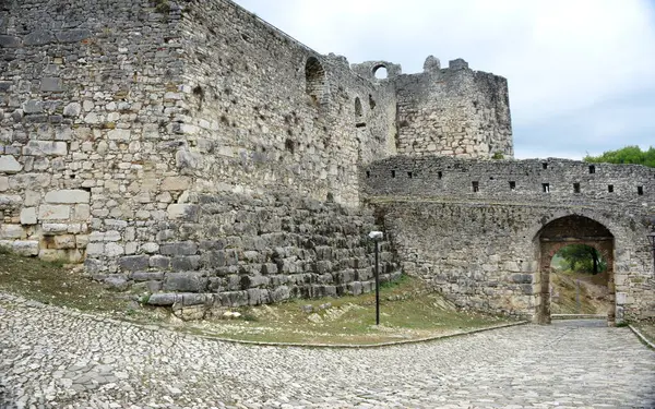 Arnavutluk, Berat. Arnavutluk 'un orta kesimindeki Osum Nehri üzerindeki şehir. Beyaz Osmanlı evleri ve Berat Şatosu ile ünlüdür, şu anda bazı vatandaşların yaşadığı tepede büyük bir komplekstir.,