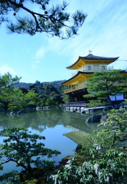 JAPAN KYOTO. Kinkaku-ji veya Golden Pavilion Tapınağı, Kyoto 'nun kuzeyindeki Zen Budist tapınağıdır ve iki üst katı tamamen altın yapraklarla kaplıdır..