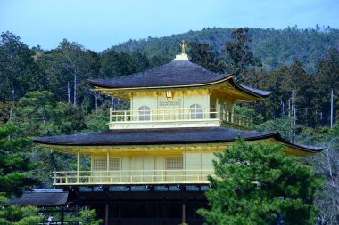 JAPAN KYOTO. Kinkaku-ji veya Golden Pavilion Tapınağı, Kyoto 'nun kuzeyindeki Zen Budist tapınağıdır ve iki üst katı tamamen altın yapraklarla kaplıdır..