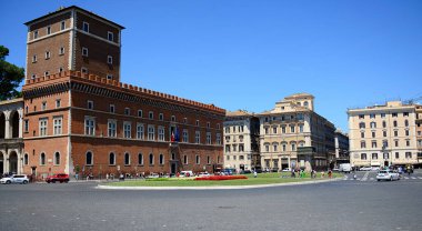 İtalya-Roma arası. Vittorio Emanuele Ulusal Anıtı (İngilizce: National Monument to Vittorio Emanuele II veya Vittoriano, Altare della Patria), Roma 'da bulunan bir İtalyan milli anıtıdır.,