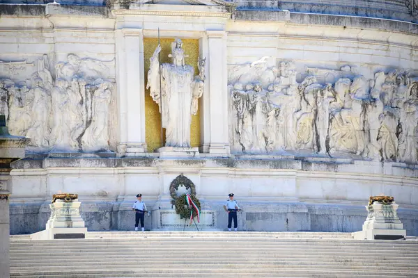 İtalya-Roma arası. Vittorio Emanuele Ulusal Anıtı (İngilizce: National Monument to Vittorio Emanuele II veya Vittoriano, Altare della Patria), Roma 'da bulunan bir İtalyan milli anıtıdır.,