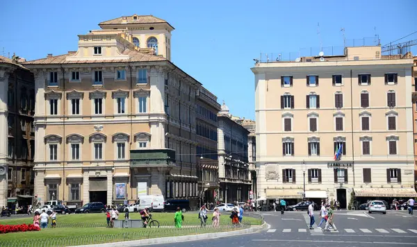 İtalya-Roma arası. Vittorio Emanuele Ulusal Anıtı (İngilizce: National Monument to Vittorio Emanuele II veya Vittoriano, Altare della Patria), Roma 'da bulunan bir İtalyan milli anıtıdır.,