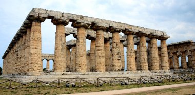 ITALY, PAESTUM, Poseidon onuruna Yunanlılar tarafından Poseidonia olarak adlandırılan ama Athena ve Hera 'ya çok bağlı antik bir şehir Magna Graecia. Romalıların yönetiminde adı Paestum 'dur.