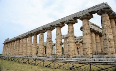 ITALY, PAESTUM, Poseidon onuruna Yunanlılar tarafından Poseidonia olarak adlandırılan ama Athena ve Hera 'ya çok bağlı antik bir şehir Magna Graecia. Romalıların yönetiminde adı Paestum 'dur.