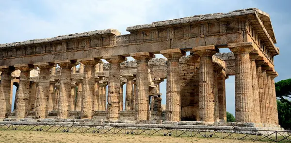 ITALY, PAESTUM, Poseidon onuruna Yunanlılar tarafından Poseidonia olarak adlandırılan ama Athena ve Hera 'ya çok bağlı antik bir şehir Magna Graecia. Romalıların yönetiminde adı Paestum 'dur.