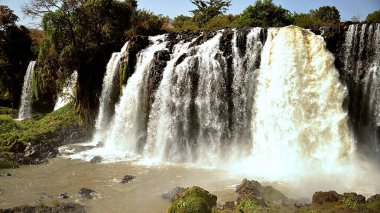ETHIOPIA Mavi Nil Şelaleleri Etiyopya 'da bulunan şelalelerdir. Amharic 'te Tis Issat ya da Tissisat olarak bilinen bölge, Bahir Dar ve Tana Gölü' ne yaklaşık 30 km mesafede, nehrin ilk kısmında yer alıyor.