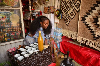 ETHIOPIA Lalibela, Etiyopya 'nın kuzeyindeki tek taş yontulmuş kiliseleriyle ünlü bir şehirdir. Lalibela Etiyopya 'nın en kutsal şehirlerinden biridir ve hac merkezidir. Amara bölgesinde yer almaktadır..