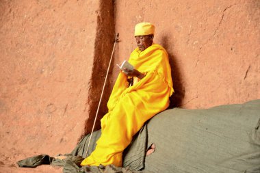 ETHIOPIA Lalibela, Etiyopya 'nın kuzeyindeki tek taş yontulmuş kiliseleriyle ünlü bir şehirdir. Lalibela Etiyopya 'nın en kutsal şehirlerinden biridir ve hac merkezidir. Amara bölgesinde yer almaktadır..