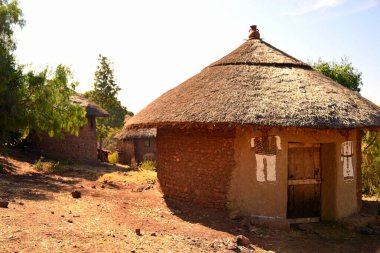 ETHIOPIA Lalibela, Etiyopya 'nın kuzeyindeki tek taş yontulmuş kiliseleriyle ünlü bir şehirdir. Lalibela Etiyopya 'nın en kutsal şehirlerinden biridir ve hac merkezidir. Amara bölgesinde yer almaktadır..