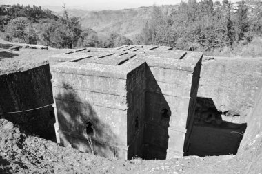 ETHIOPIA Lalibela, Etiyopya 'nın kuzeyindeki tek taş yontulmuş kiliseleriyle ünlü bir şehirdir. Lalibela Etiyopya 'nın en kutsal şehirlerinden biridir ve hac merkezidir. Amara bölgesinde yer almaktadır..