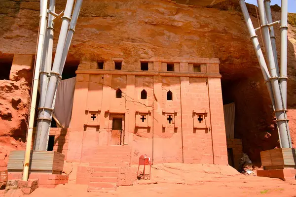 ETHIOPIA Lalibela, Etiyopya 'nın kuzeyindeki tek taş yontulmuş kiliseleriyle ünlü bir şehirdir. Lalibela Etiyopya 'nın en kutsal şehirlerinden biridir ve hac merkezidir. Amara bölgesinde yer almaktadır..