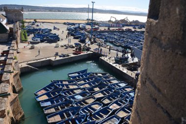 MoroCCO Essaouira, Fas 'ın Atlantik kıyısında bir liman ve sahil kentidir. Medine (eski şehir), deniz manzaralı bir onsekizinci yüzyıl kalesi olan Skala de la Kasbah tarafından korunmaktadır.