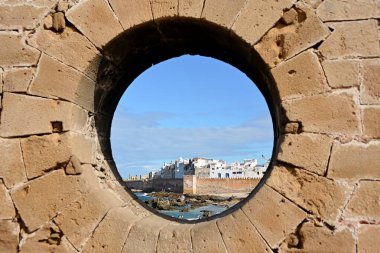 MoroCCO Essaouira, Fas 'ın Atlantik kıyısında bir liman ve sahil kentidir. Medine (eski şehir), deniz manzaralı bir onsekizinci yüzyıl kalesi olan Skala de la Kasbah tarafından korunmaktadır.